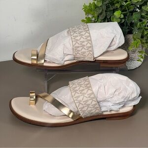 MICHAEL KORS MK mini Logo Toe Ring Sandals Gold & cream Women’s size 8.5